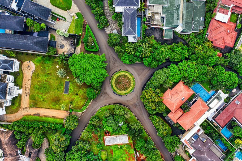 Territoire PAIKAN — vue aérienne d'un carrefour urbain végétalisé